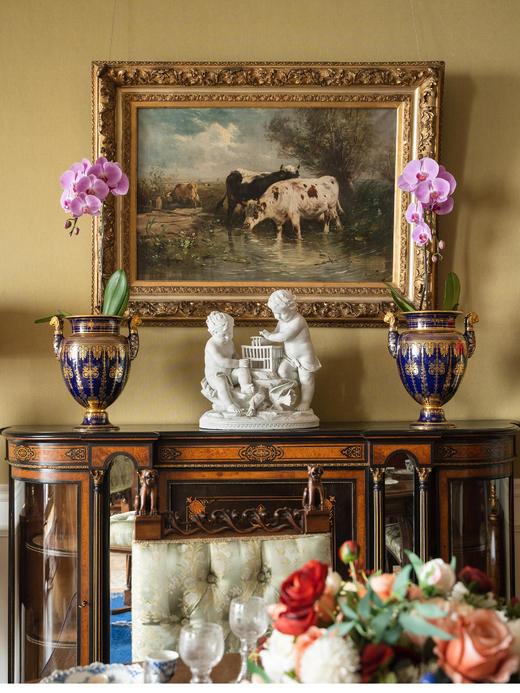 【已售】独角鹿西洋古董 1971年代法国御窑塞弗尔签名出品伊特鲁尼亚风格双狮主题手绘描金装饰帝王蓝釉花瓶一对 商品图0