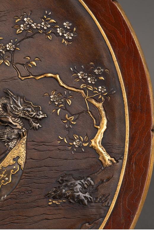 独角鹿西洋古董 1880年代日本明治时期出品《渔乐图》主题镀金银精雕装饰赤铜赏盘 商品图2