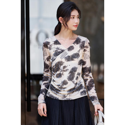 米思阳2026春季新款别致设计感水墨印花T恤修身弹力v领上衣0259 商品图3