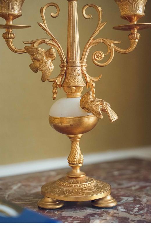 独角鹿西洋古董 1880年代法国出品路易十五风格飞鸟花叶造型铜鎏金精雕装饰白色大理石座钟烛台三件套 商品图3