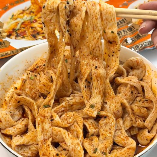 年辉牛筋面 | 独特韧性牛筋面 搭配灵魂酱汁爽滑Q弹、有嚼劲 ! 红油味麻辣咸香 麻酱味浓郁醇厚 高温熟化非油炸 久泡不烂不坨 商品图4