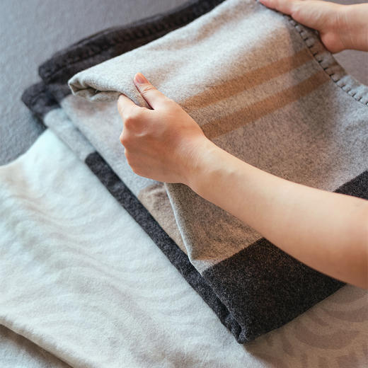 伽罗 JALO 羊绒/羊毛毯披肩（3个工作日内发货） 商品图2