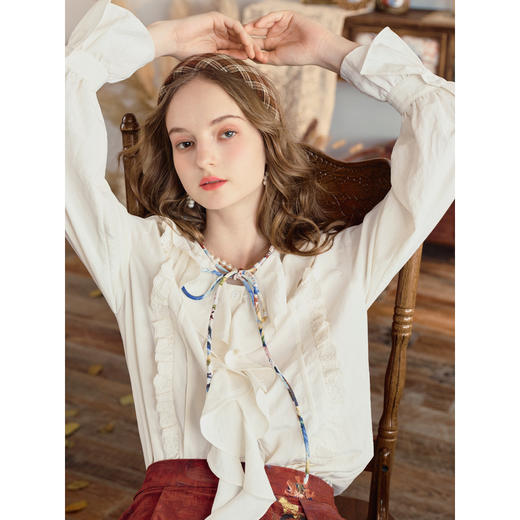两三事丝路花语2025秋季新款宫廷风荷叶边领蕾丝拼接灯笼袖衬衫女 商品图2