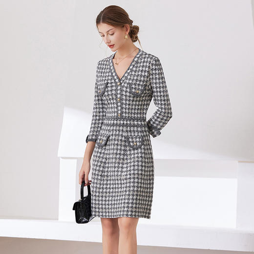 「自」全新升级【铂金会员441/天猫589/差价148】(53857)洛诗琳新款小香风千鸟格连衣裙2025秋季气质V领七分袖针织裙 商品图0