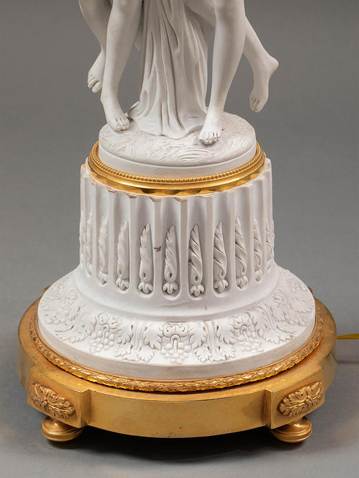 独角鹿西洋古董19世纪法国出品卷叶纹铜鎏金精雕装饰古典女神主题素胎瓷人物雕塑及水晶流苏灯罩三枝头台灯一对 商品图4