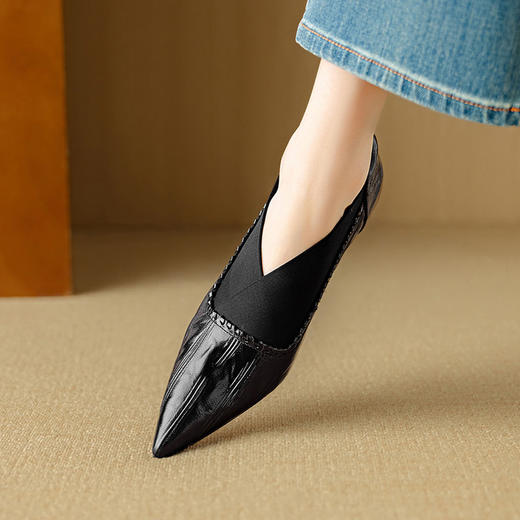 【预售5天】时尚酒红色尖头飞织拼接V口及裸靴法式通勤单鞋气质小跟高跟鞋女DB&M6577 商品图3