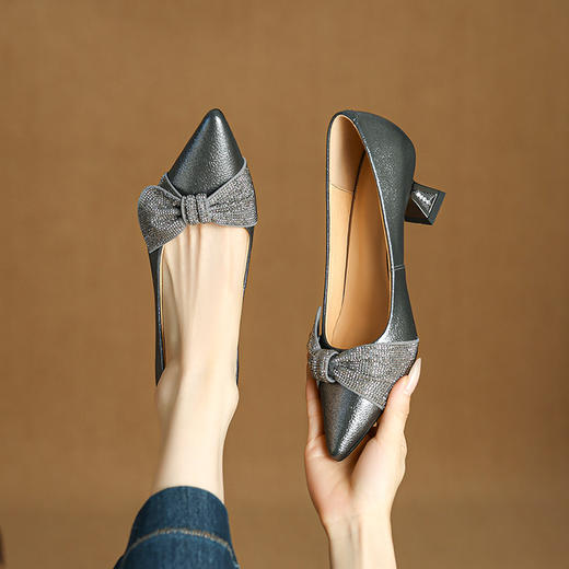 【预售5天】蝴蝶结绝美轻时尚新款尖头粗跟高跟一脚蹬精致浅口单鞋MLS&A1048 商品图0