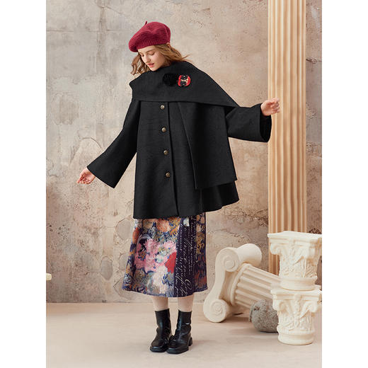 【暖冬内购】两三事 烛火诗廊 2025秋冬新款立体花围巾斗篷式毛呢外套女配胸针 商品图1