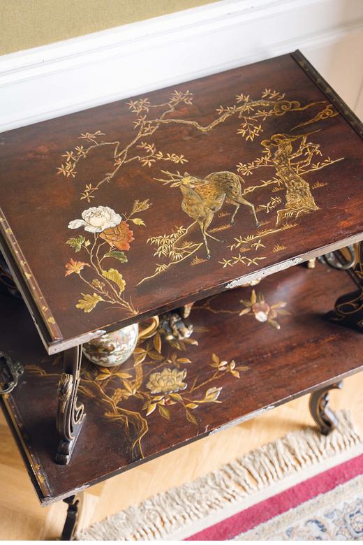 独角鹿西洋古董 1880年代法国出品东方风格福禄富贵主题黑地款彩雕漆双层硬木桌几 商品图1