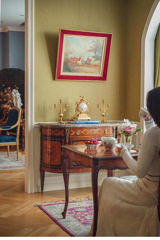 独角鹿西洋古董 1880年代法国出品路易十五风格飞鸟花叶造型铜鎏金精雕装饰白色大理石座钟烛台三件套 商品图1