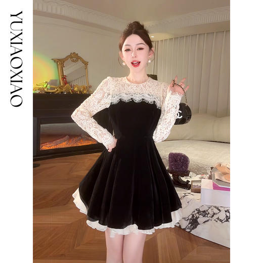 余潇潇【露丝茶话会】时尚精致立体花型黑色丝绒拼接蕾丝连衣裙 商品图0