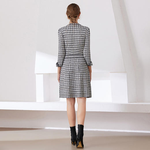「自」全新升级【铂金会员441/天猫589/差价148】(53857)洛诗琳新款小香风千鸟格连衣裙2025秋季气质V领七分袖针织裙 商品图3