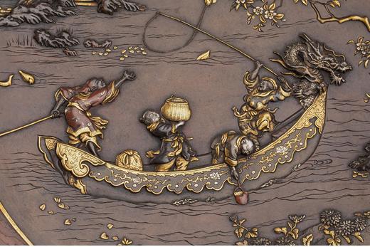 独角鹿西洋古董 1880年代日本明治时期出品《渔乐图》主题镀金银精雕装饰赤铜赏盘 商品图4