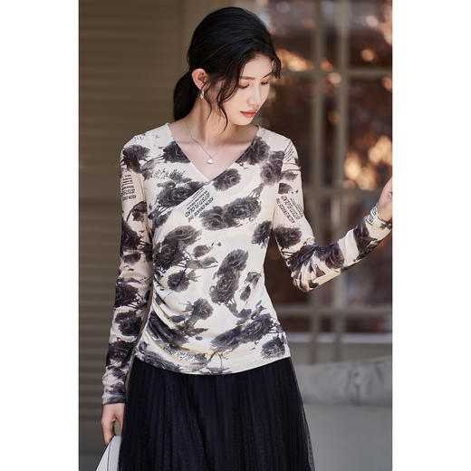 米思阳2026春季新款别致设计感水墨印花T恤修身弹力v领上衣0259 商品图0