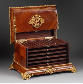 独角鹿西洋古董 19世纪末法国出品飞鸟卷叶纹铜鎏金精雕嵌花卉主题瓷面画装饰实木多层雪茄盒