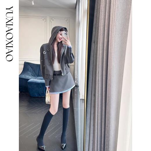 余潇潇【缪系学姐】立体花朵珠片装饰连帽宽松落肩外套&微A短款半裙 商品图3