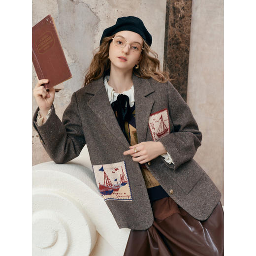 【暖冬内购】两三事 漂流日记 2025秋冬新款英伦风毛织提花贴袋毛呢外套女宽松 商品图1