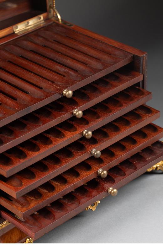 独角鹿西洋古董 19世纪末法国出品飞鸟卷叶纹铜鎏金精雕嵌花卉主题瓷面画装饰实木多层雪茄盒 商品图5