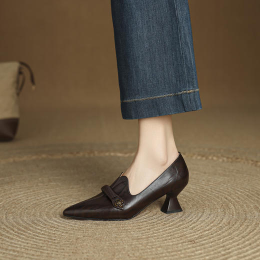 【预售5天】小众高级感女鞋真皮尖头法式女鞋复古百搭金属扣高跟鞋MLS&A1038 商品图2