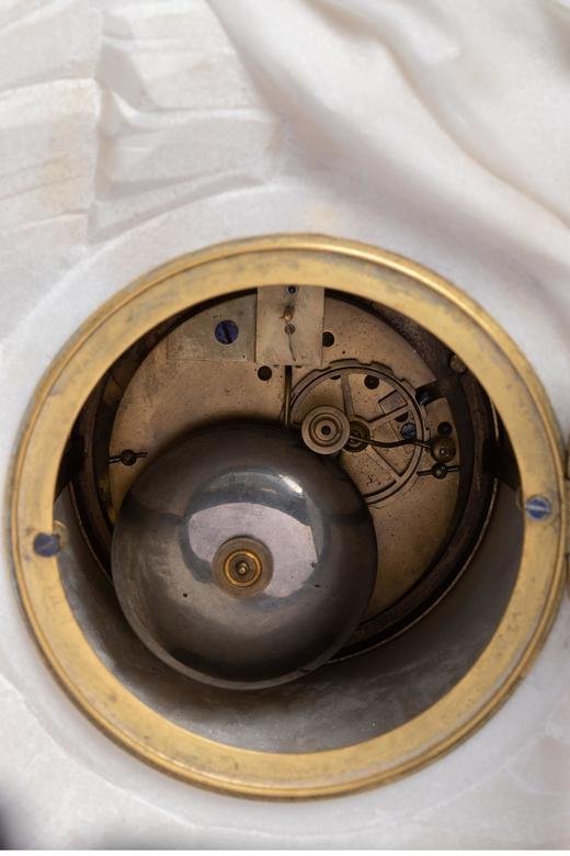 独角鹿西洋古董 19世纪意大利雕塑家Jacques Boero签名创作丘比特与普绪克主题大理石雕塑装饰铜鎏金珐琅表盘座钟 商品图4