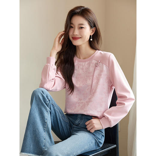 【五折购】熙世界新中式圆领卫衣2025秋季新款休闲肌理感提花缎面国风上衣 商品图2