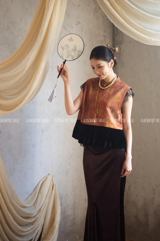 【门店同款】ENJOY秋季云敛-东方画笔缎面提花斜扣马甲 165943841 商品图2