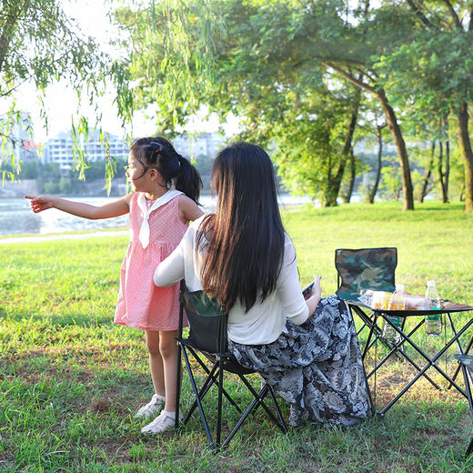 狼行者 户外折叠桌椅套装 野外沙滩椅子 自驾游便携式组合桌椅套装 迷彩五件套 商品图3