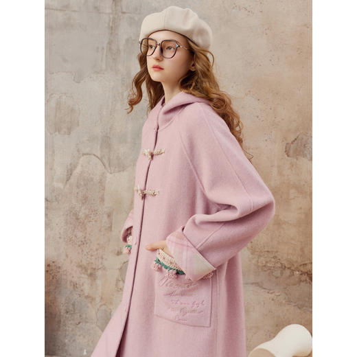 【暖冬内购】两三事 恋恋笔记 2025秋冬新款手钩花刺绣口袋牛角扣连帽毛呢外套 商品图3