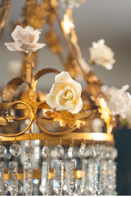 【已售】独角鹿西洋古董 花卉造型瓷雕装饰繁枝卷叶主题铜鎏金精雕水晶吊灯 商品图3