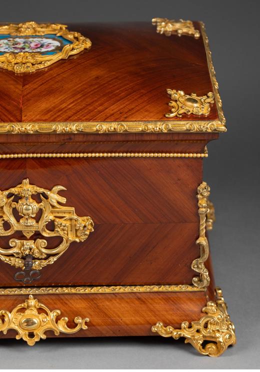 独角鹿西洋古董 19世纪末法国出品飞鸟卷叶纹铜鎏金精雕嵌花卉主题瓷面画装饰实木多层雪茄盒 商品图3