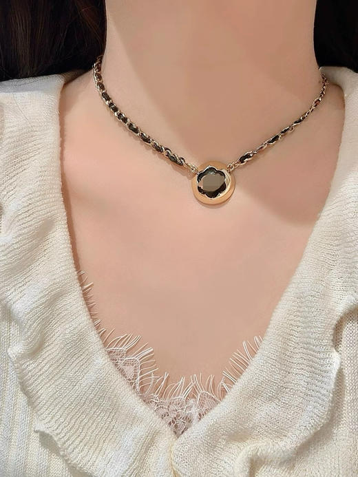 913-3 真香老渠道 25A 黑金皮质山茶花 双C包扣 耳钉 皮穿链条chocker/短项链 商品图2