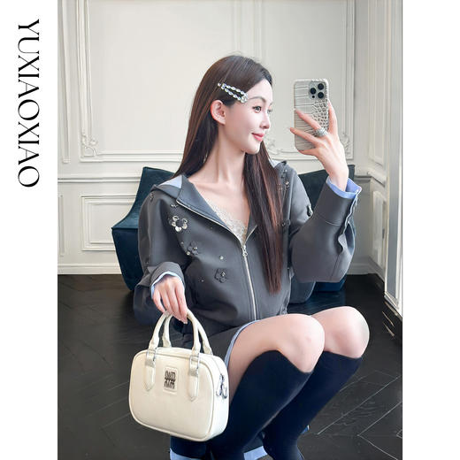 余潇潇【缪系学姐】立体花朵珠片装饰连帽宽松落肩外套&微A短款半裙 商品图4