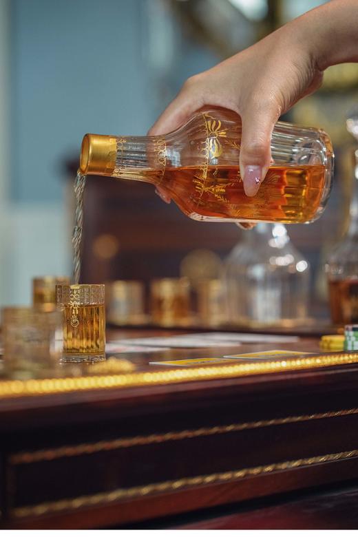 独角鹿西洋古董 19世纪末法国出品路易十六风格铜鎏金精雕装饰玫瑰木桌面嵌桃花芯木酒具多功能桌 商品图3