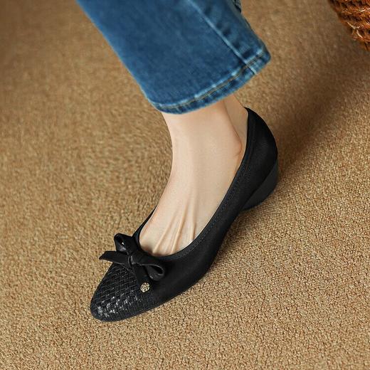 【预售5天】秋新款编织羊皮圆头拼色金属花朵蝴蝶结浅口坡跟单鞋女DTN&D139-9 商品图1