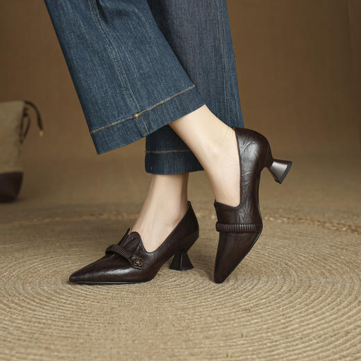 【预售5天】小众高级感女鞋真皮尖头法式女鞋复古百搭金属扣高跟鞋MLS&A1038 商品图3