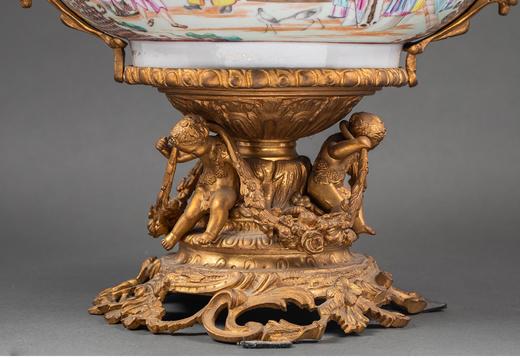 独角鹿西洋古董 19世纪法国出品天使藤蔓主题铜鎏金精雕双耳及底座嵌传统园邸人物主题中国广彩瓷潘趣酒碗 商品图3
