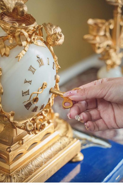 独角鹿西洋古董 1880年代法国出品路易十五风格飞鸟花叶造型铜鎏金精雕装饰白色大理石座钟烛台三件套 商品图4