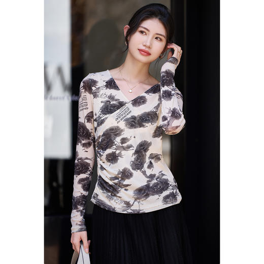 米思阳2026春季新款别致设计感水墨印花T恤修身弹力v领上衣0259 商品图2