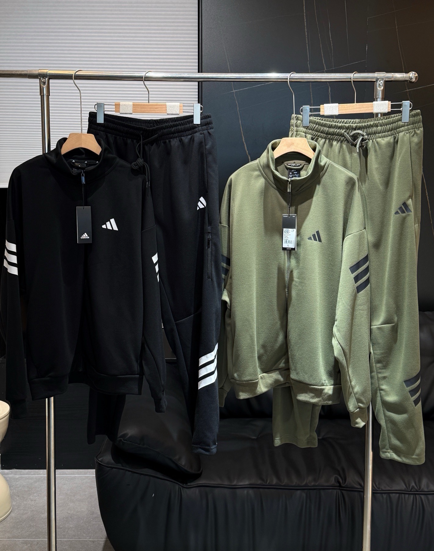 周末大福利‼️‼️Adi 𝐈𝐜𝐨𝐧𝐬运动套装 一套价格哈😎