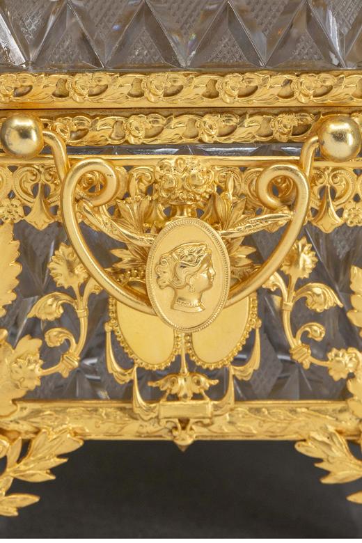 独角鹿西洋古董 19世纪末法国出品路易十六风格自然卷叶主题铜鎏金精雕嵌古典女子肖像卡梅奥装饰水晶珍宝盒 商品图3