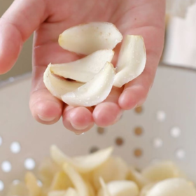 【鲜百合净片】个大、片大、片厚、洁白如玉、口感粉糯，真正能有效果的，首选药食同源的龙牙百合，是鲜百合经过剥片-超声清洗-沥水-等离子灭菌-装袋真空，每天都是现剥现发，口感与整颗的新鲜百合是一样的。