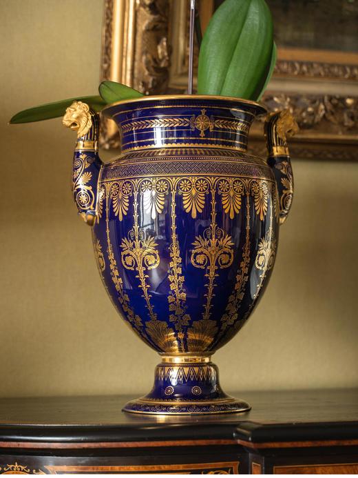 【已售】独角鹿西洋古董 1971年代法国御窑塞弗尔签名出品伊特鲁尼亚风格双狮主题手绘描金装饰帝王蓝釉花瓶一对 商品图2