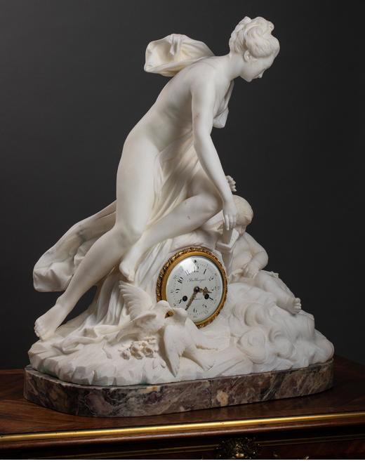 独角鹿西洋古董 19世纪意大利雕塑家Jacques Boero签名创作丘比特与普绪克主题大理石雕塑装饰铜鎏金珐琅表盘座钟 商品图1
