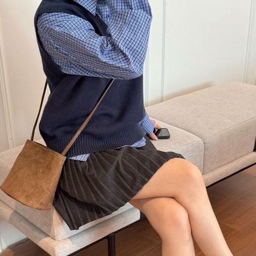 优选丨【捡漏福利款！】SOOKIE 复古麂皮绒水桶包 三色可选，复古经典，酷飒又时髦，出行百搭包；皮革+麂皮绒面料，品质感满满；磁吸扣设计，开合超方便；单肩斜挎都可以 商品图8