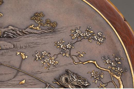 独角鹿西洋古董 1880年代日本明治时期出品《渔乐图》主题镀金银精雕装饰赤铜赏盘 商品图5