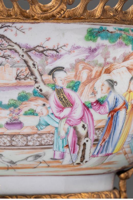 独角鹿西洋古董 19世纪法国出品天使藤蔓主题铜鎏金精雕双耳及底座嵌传统园邸人物主题中国广彩瓷潘趣酒碗 商品图2