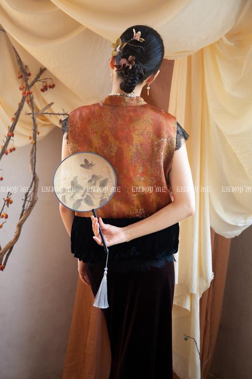 【门店同款】ENJOY秋季云敛-东方画笔缎面提花斜扣马甲 165943841 商品图4