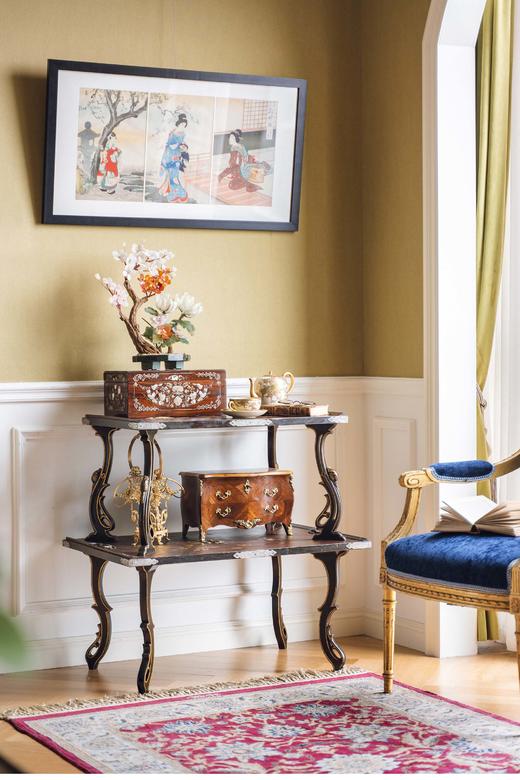 独角鹿西洋古董 1880年代法国出品东方风格福禄富贵主题黑地款彩雕漆双层硬木桌几 商品图0