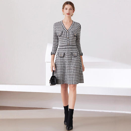 「自」全新升级【铂金会员441/天猫589/差价148】(53857)洛诗琳新款小香风千鸟格连衣裙2025秋季气质V领七分袖针织裙 商品图1
