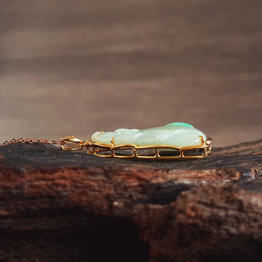 【天然正品】AU750黄金镶钻镶天然细腻糯种飘阳绿如意寿桃造型翡翠吊坠项链060925NJS19 现售价：2980 商品图7